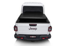 Load image into Gallery viewer, Truxedo Lo Pro-20-23 Gladiator w/or w/o Trail Rail System 523201